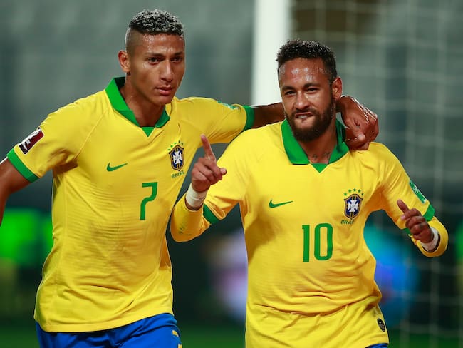 Richarlison junto a Neymar en la selección brasileña. (Photo by Daniel Apuy/Getty Images)