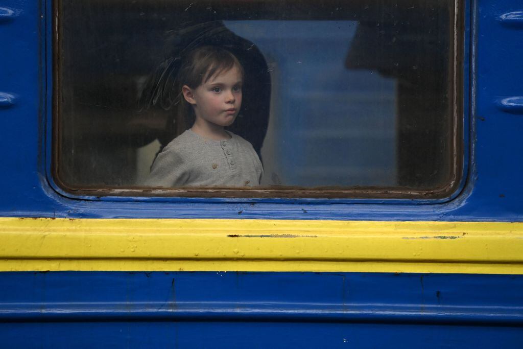Niña en tren en  Lviv, Ukraine (Photo by Daniel LEAL / AFP) (Photo by DANIEL LEAL/AFP via Getty Images)