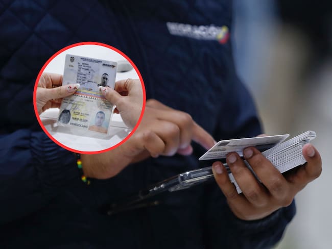 Persona de Migración Colombia verificando documentos de ciudadanos venezolanos (Fotos vía COLPRENSA)