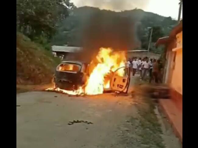 Cuatro muertos y tres vehículos incinerados dejan combates en Cauca
