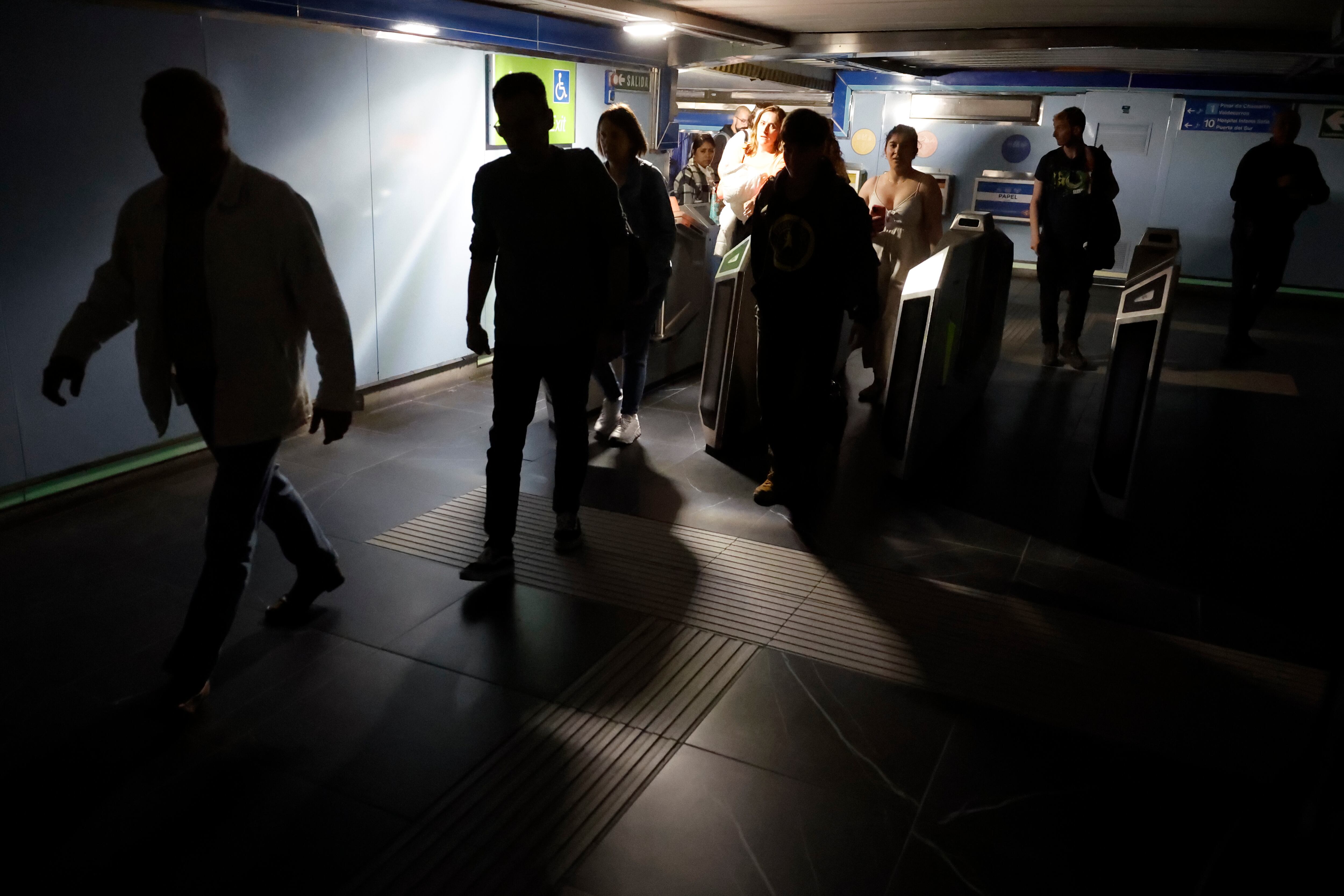 Usuarios del Metro de Madrid abandonan una de las estaciones del suburbano tras registrarse un apagón a nivel peninsular este lunes. EFE / Mariscal