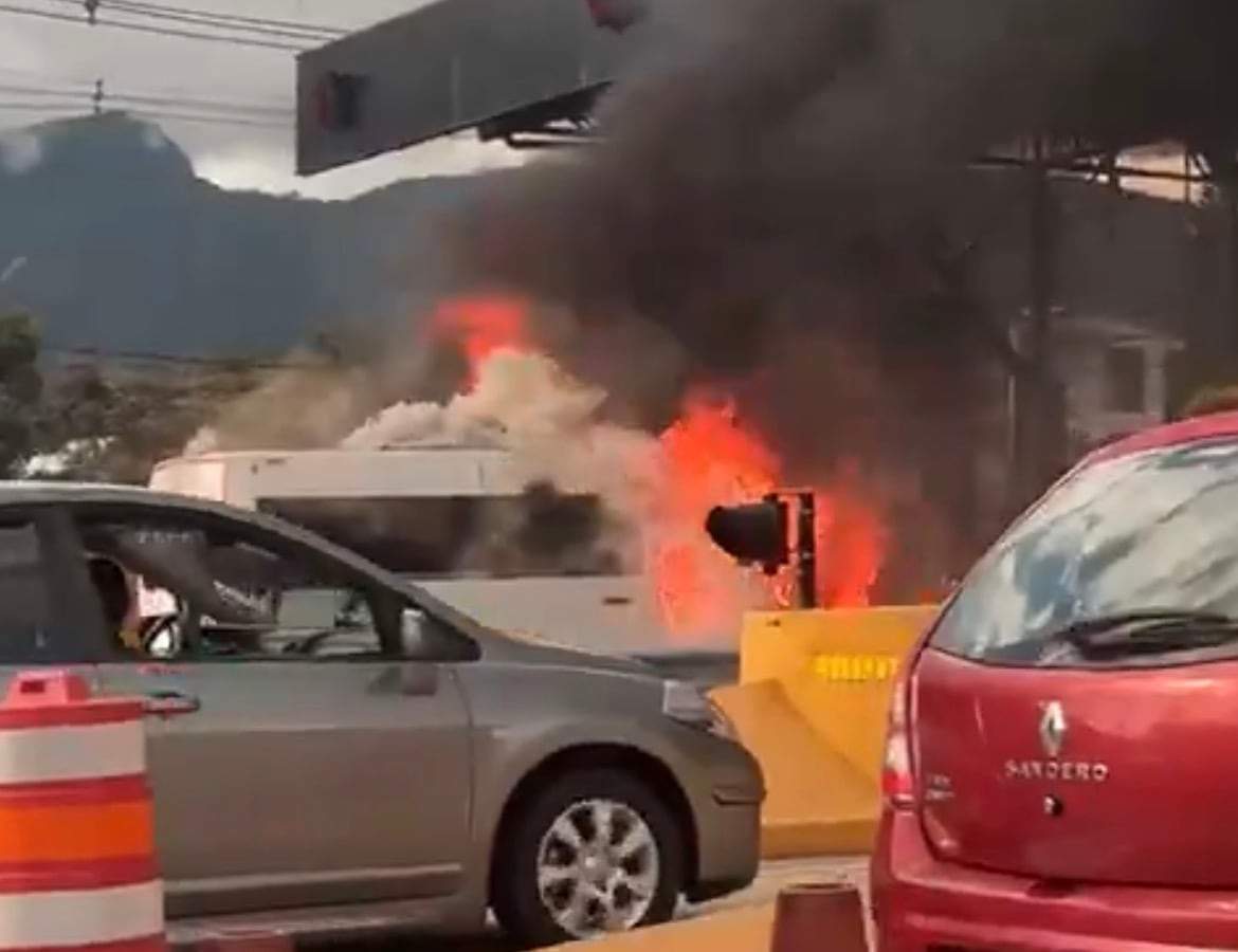 Una van se incendió en el peaje de Chinauta, en la vía Bogotá-Girardot: hay restricción