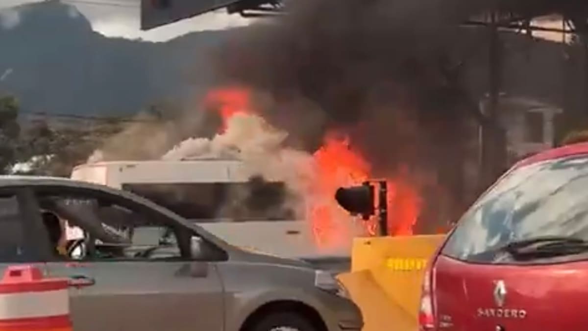 Una van se incendió en el peaje de Chinauta, en la vía Bogotá-Girardot: hay restricción