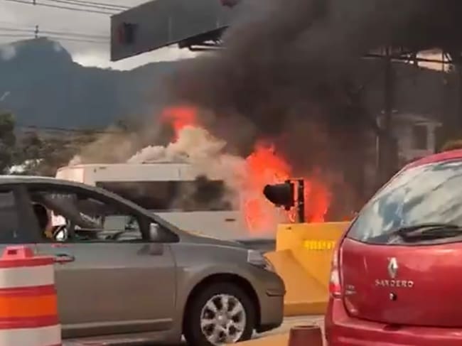 Una van se incendió en el peaje de Chinauta, en la vía Bogotá-Girardot: hay restricción