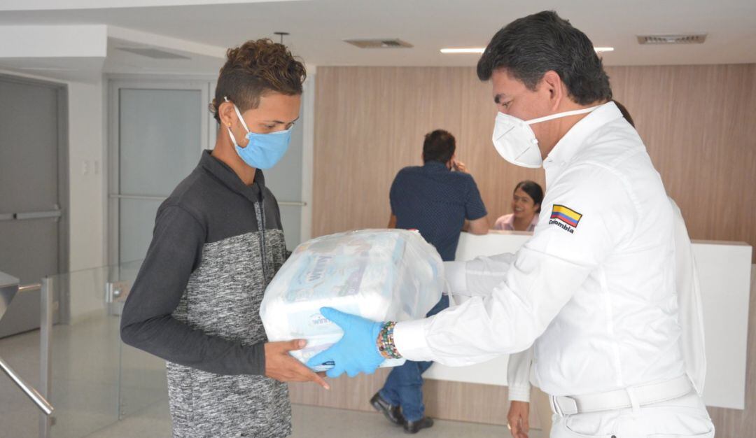 Padre de los menores recibiendo ayudas del ICBF
