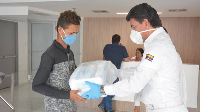 Padre de los menores recibiendo ayudas del ICBF