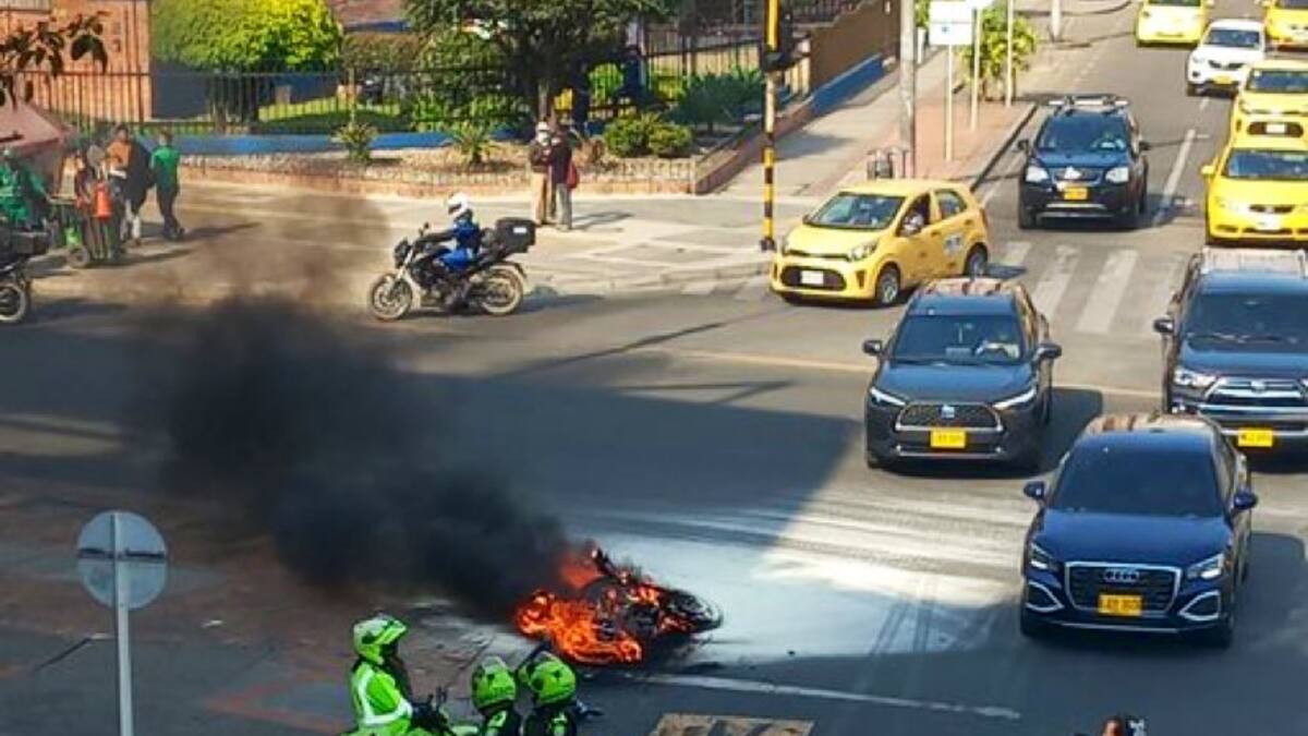 En Ciudad Salitre le quemaron la motocicleta a un presunto ladrón