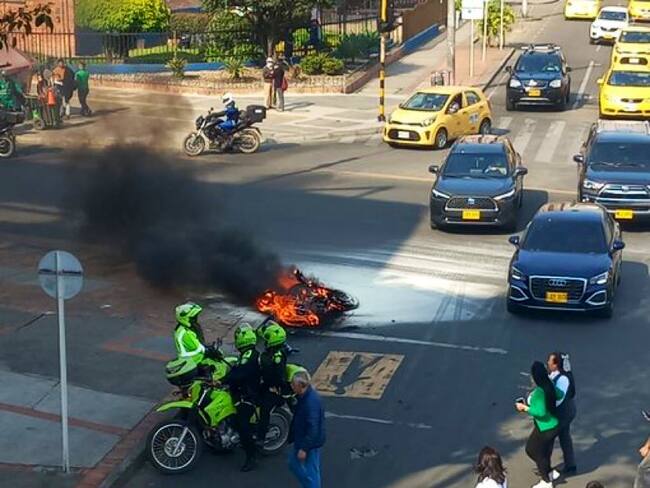 En Ciudad Salitre le quemaron la motocicleta a un presunto ladrón