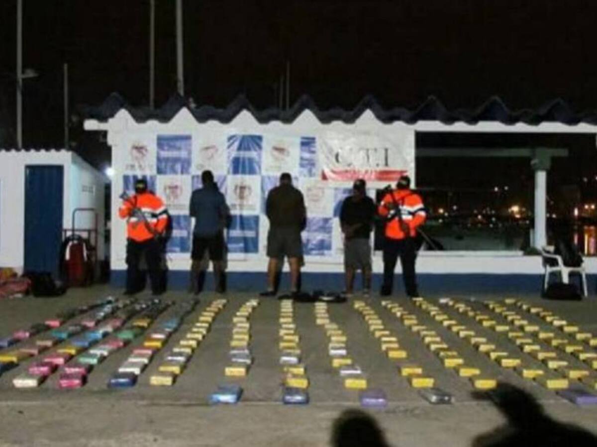Asegurados tres hombres que transportaban droga en una lancha en Cartagena