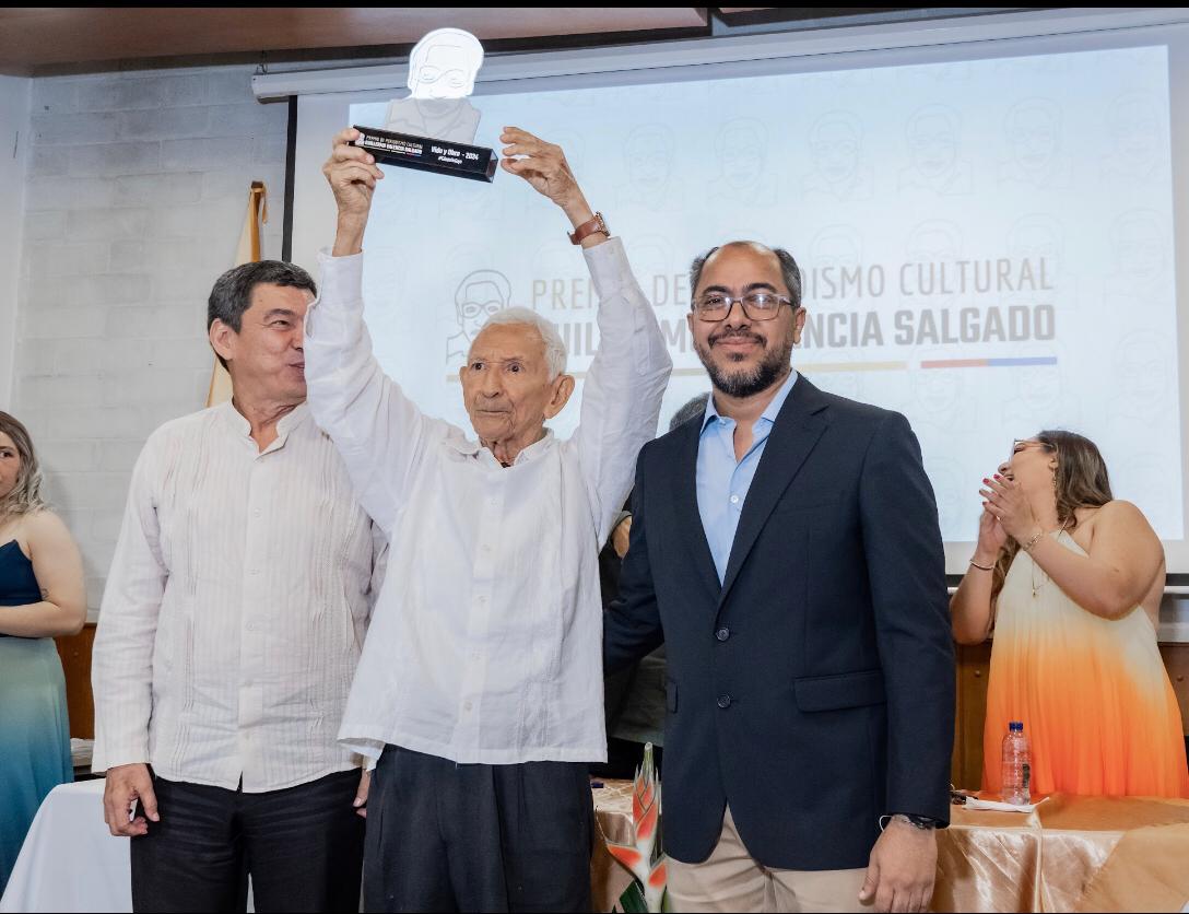En su primera edición, el premio Vida y Obra fue para Augusto Amador. En la foto acompañan William Puche y el director, Mario Sánchez Arteaga.