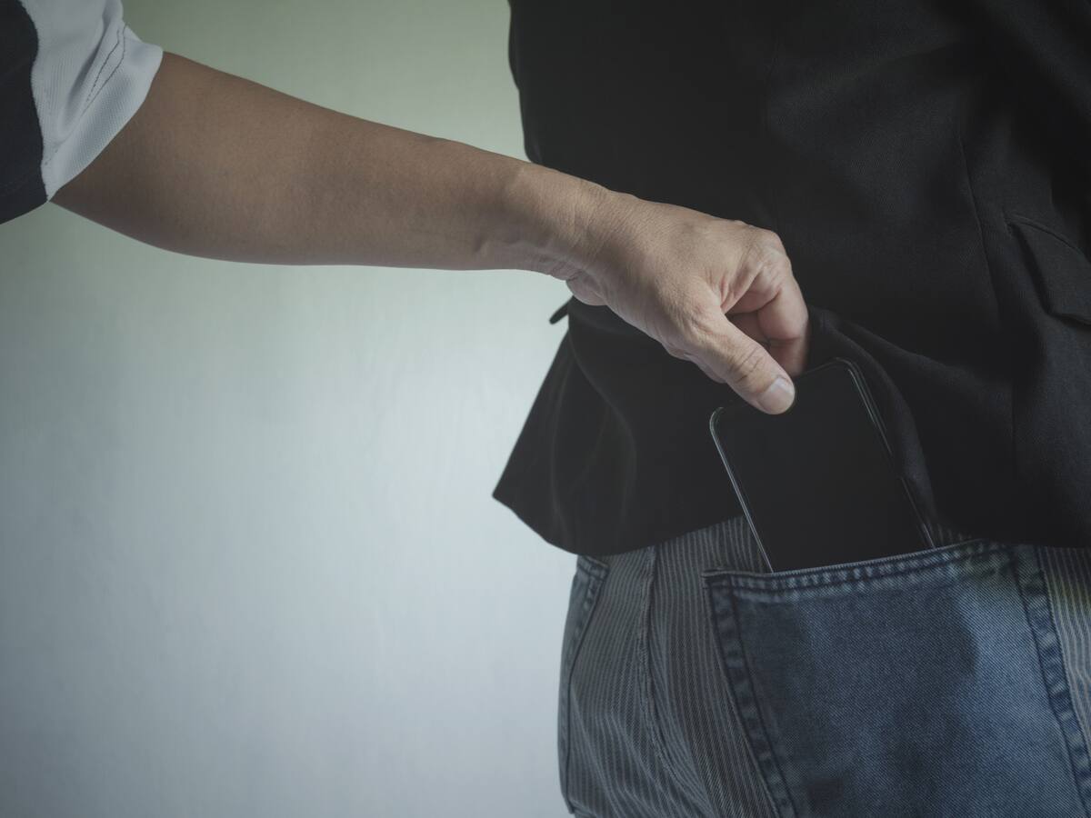 Destituyen a Policía que robaba celulares para venderlos en Bogotá