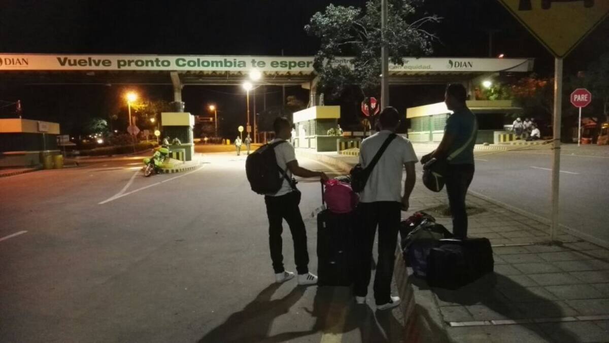 Con maletas listas quedaron los tristes ciudadanos que esperaban cruzar al país vecino.