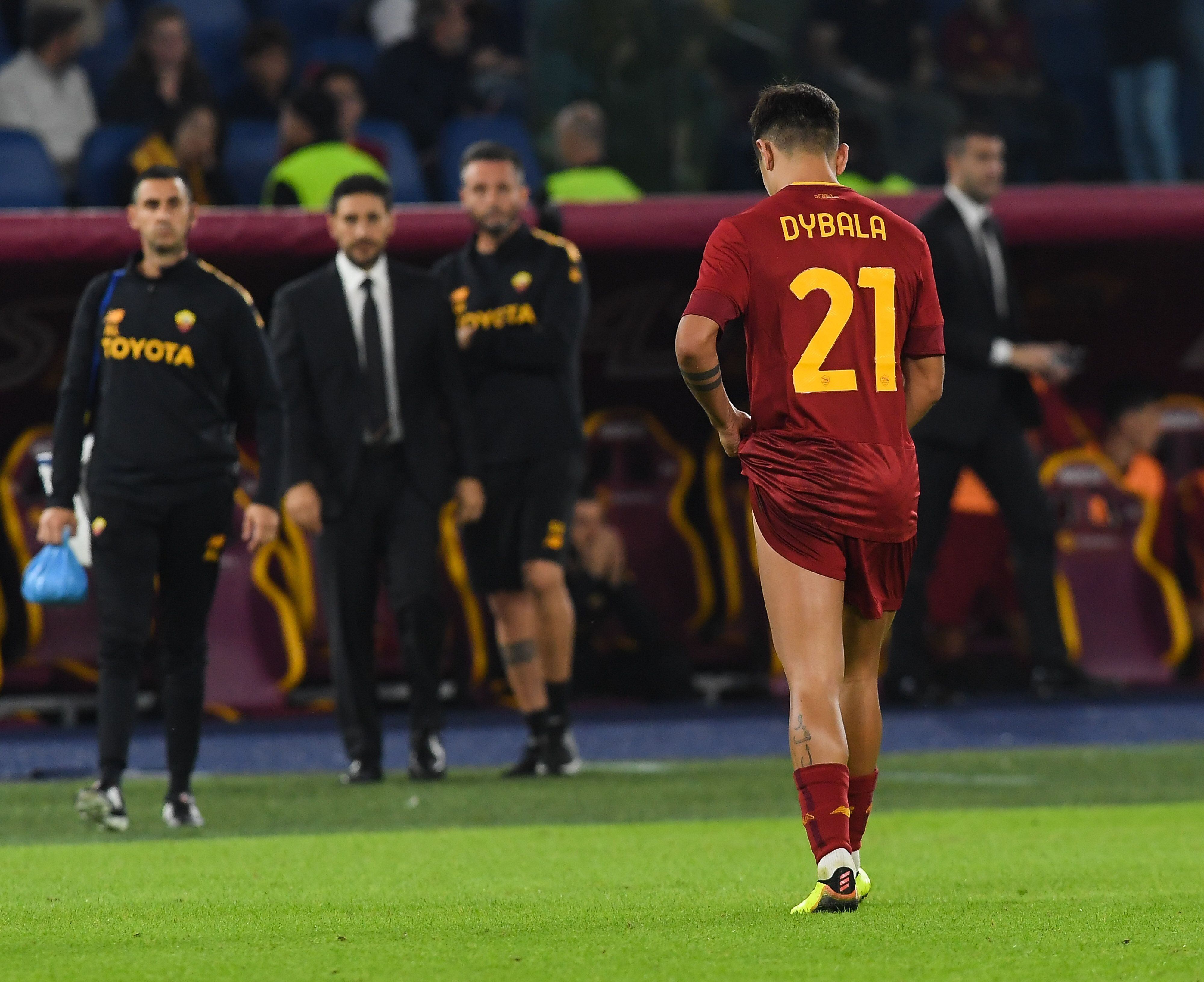 ROME, ITALY - OCTOBER 09: Paulo Dybala of AS Roma leaves the pitch due to injury during the Serie A match between AS Roma and US Lecce at Stadio Olimpico on October 09, 2022 in Rome, Italy. (Photo by Silvia Lore/Getty Images)