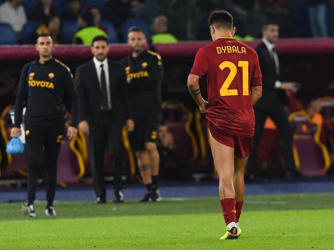 ROME, ITALY - OCTOBER 09: Paulo Dybala of AS Roma leaves the pitch due to injury during the Serie A match between AS Roma and US Lecce at Stadio Olimpico on October 09, 2022 in Rome, Italy. (Photo by Silvia Lore/Getty Images)