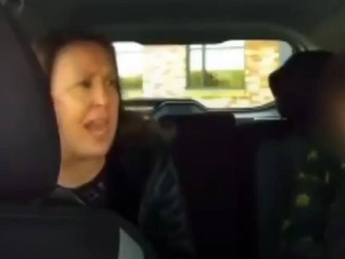 Usuaria de taxis Lyft insultó a conductor por negarse a esperar a su hijo