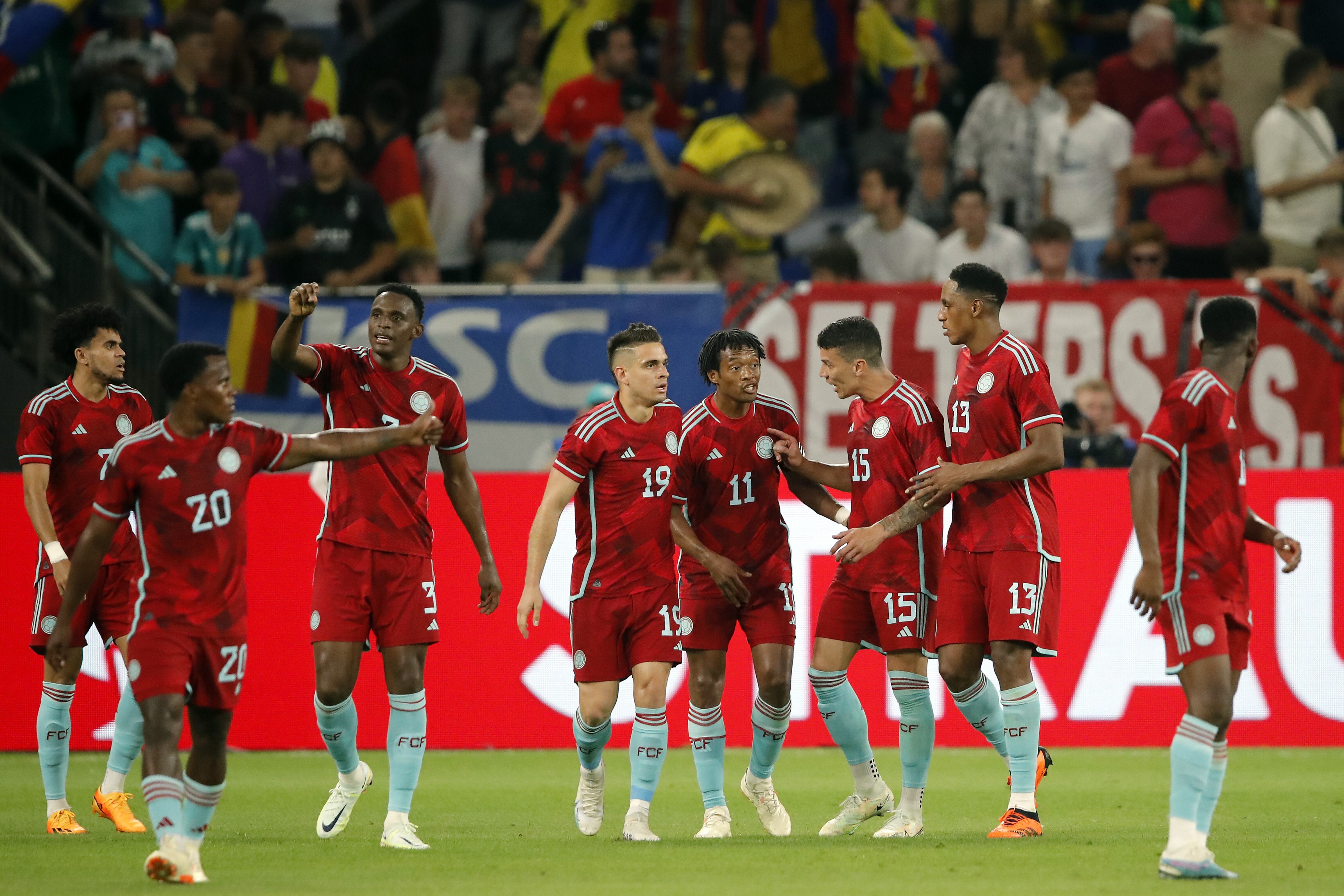 Selección Colombia usando una de sus últimas camisetas alternativas, de color rojo. (Photo by ANP via Getty Images)