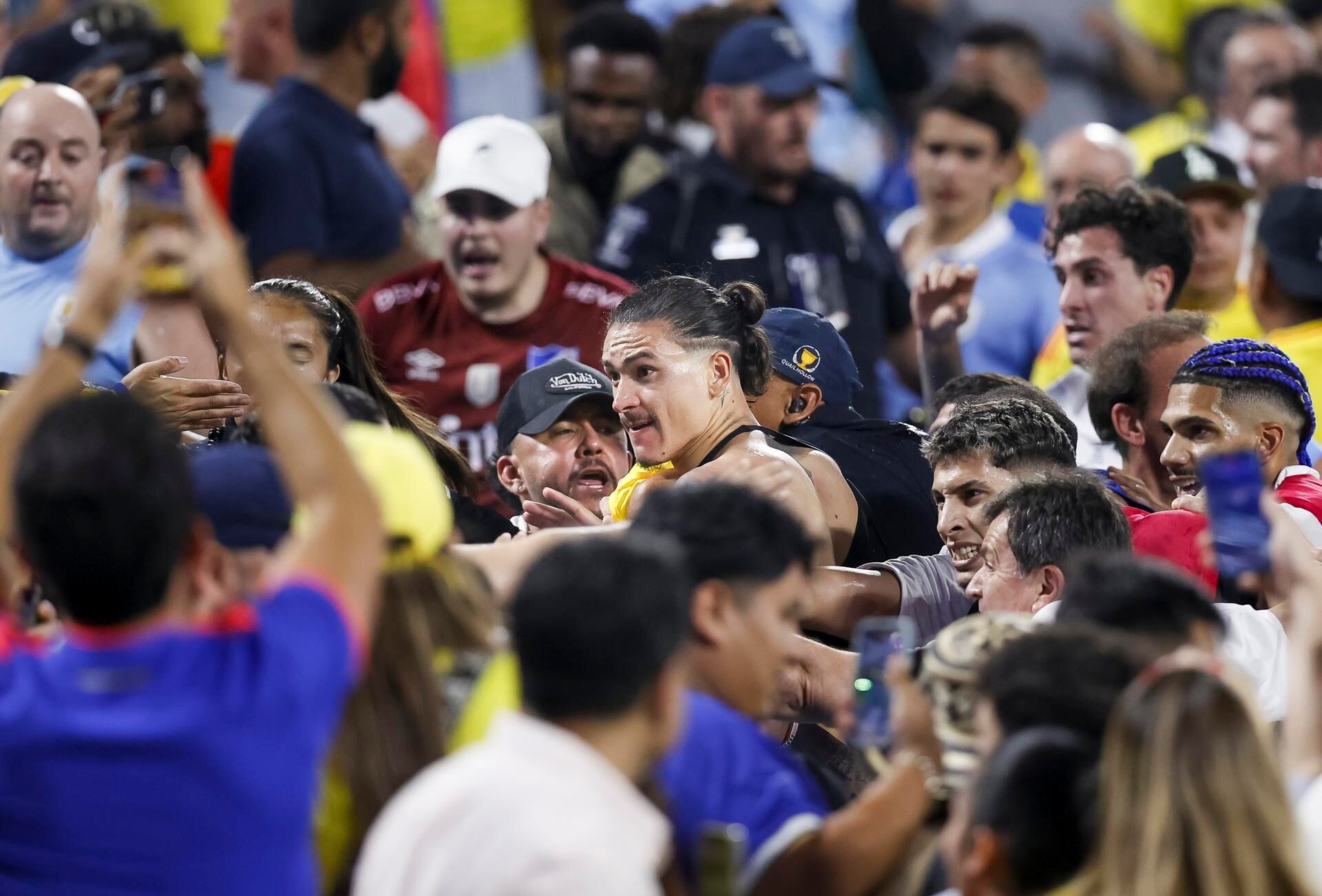 Darwin Núñez enfrenta a los hinchas de Colombia ubicados en la tribuna. EFE / BRIAN WESTERHOLT.