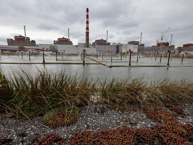 EA3397. BOGOTÁ (COLOMBIA), 11/08/2024.- Fotografía de archivo del 29 de marzo de 2023 de la central nuclear de Zaporizhzhia (ZNPP) durante una visita organizada por militares rusos, en Enerhodar (Ukraine). El incendio que se declaró este domingo en una de las instalaciones de la central nuclear ucraniana de Zaporiyia ha sido localizado, informaron las autoridades de la planta, controlada por fuerzas rusas desde el inicio de la guerra en Ucrania. EFE/ Sergei Ilnitsky ARCHIVO