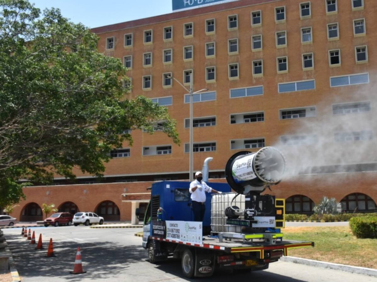 Hospital ‘Julio Méndez Barreneche’ desinfecta su fachada y alrededores