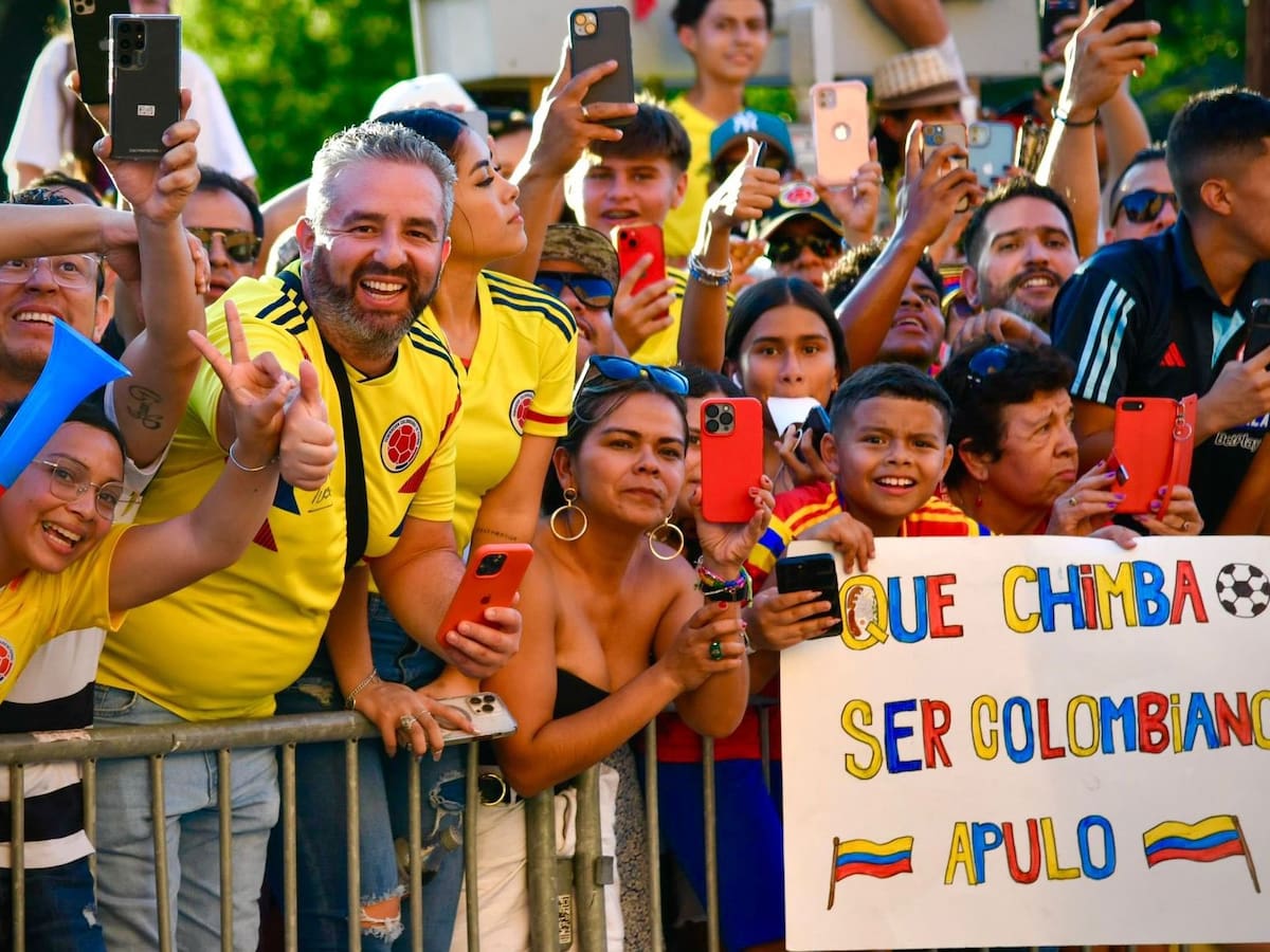 Video: así fue el banderazo de los aficionados de la Selección en la concentración