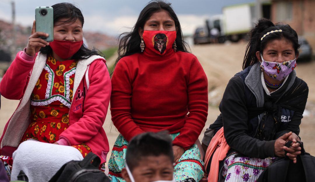 Bogotá. Julio 14 de 2020. Indígenas Embera de las comunidades Katío y Chamí desplazados por la violencia y víctimas del conflicto armado realizan una feria artesanal en la localidad de Ciudad Bolívar para poder mitigar el impacto económico generado por la pandemia del Covid-19 en el país.