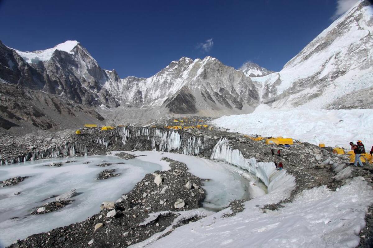 Al menos 10 alpinistas murieron por consecuencia de una avalancha tras el terremoto de 7,9 grados. Hay montañistas atrapados y campamentos sepultados. En la zona está nevando razón por la cual los helicópteros no pudieron llegar pronto para prestar labores de auxilio.