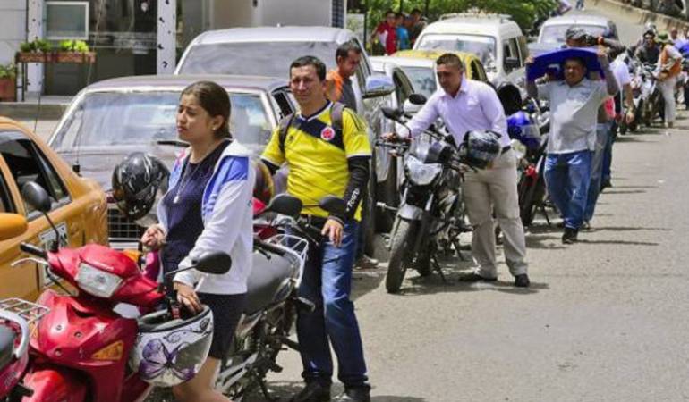 Fila para el abastecimiento de gasolina.