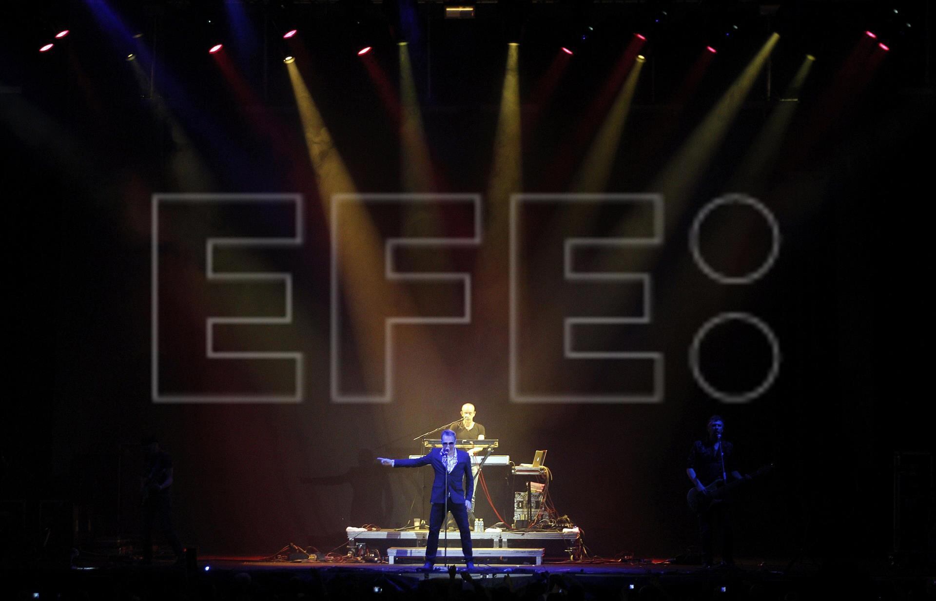 El líder del grupo la Unión, Rafa Sánchez, durante el concierto que la banda ofrece esta noche en la Ciudad de las Artes y las Ciencias de Valencia, dentro de la segunda edición del Iberia Festival. EFE