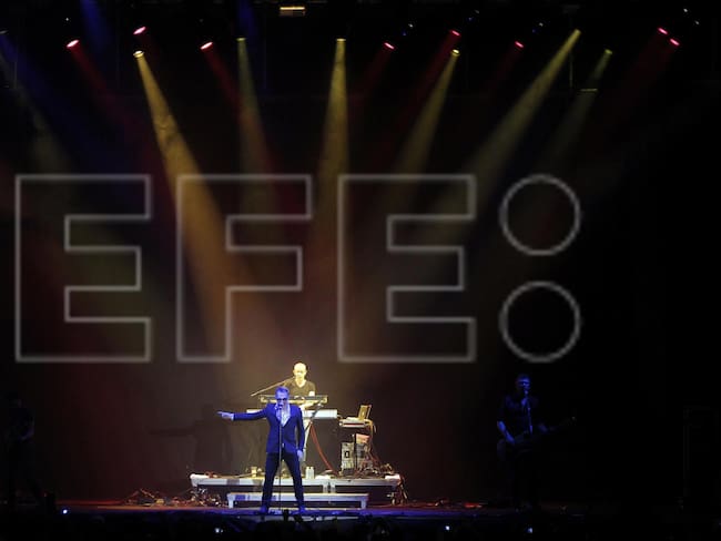 El líder del grupo la Unión, Rafa Sánchez, durante el concierto que la banda ofrece esta noche en la Ciudad de las Artes y las Ciencias de Valencia, dentro de la segunda edición del Iberia Festival. EFE