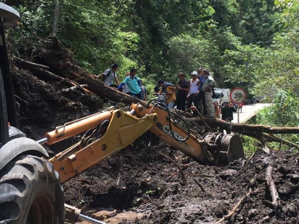 Derrumbes y bloqueos de camionerosafectan a bomberos de Planadas, Tolima