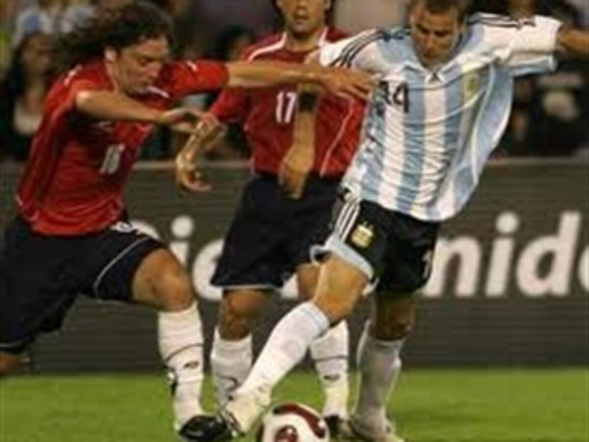 Argentina y Chile prometen juego ofensivo en su debut en las eliminatorias