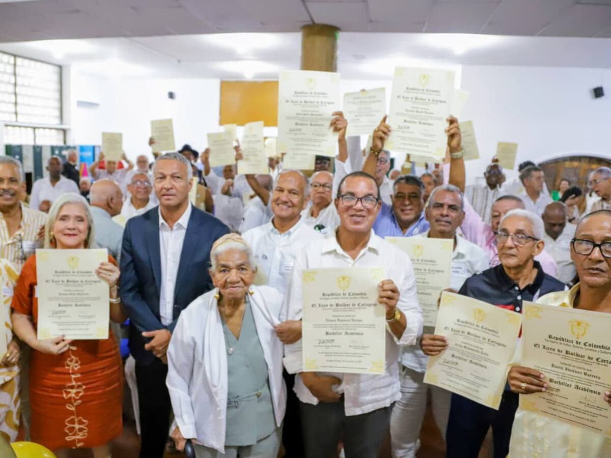 Promoción 1975 del Colegio Liceo de Bolívar recibió título de bachiller 50 años después