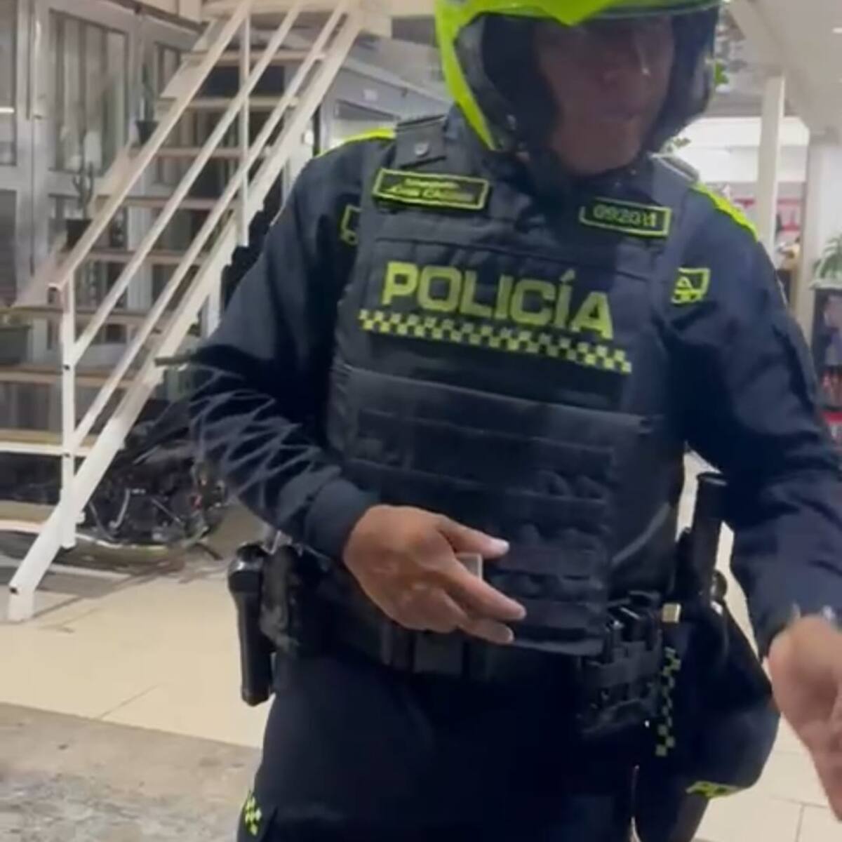 Retiran al Policía que amenazó a abogado en Armenia con la frase “si usted me hace echar yo lo pelo”