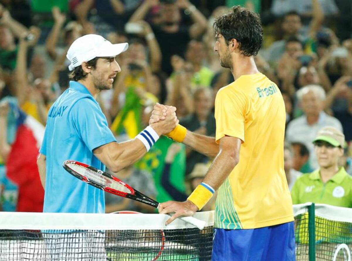 Thomaz Bellucci de Brasil se enfrentó a Pablo Cuevas de Uruguay en la segunda ronda de sencillos durante los Juegos Olímpicos de Río 2016.