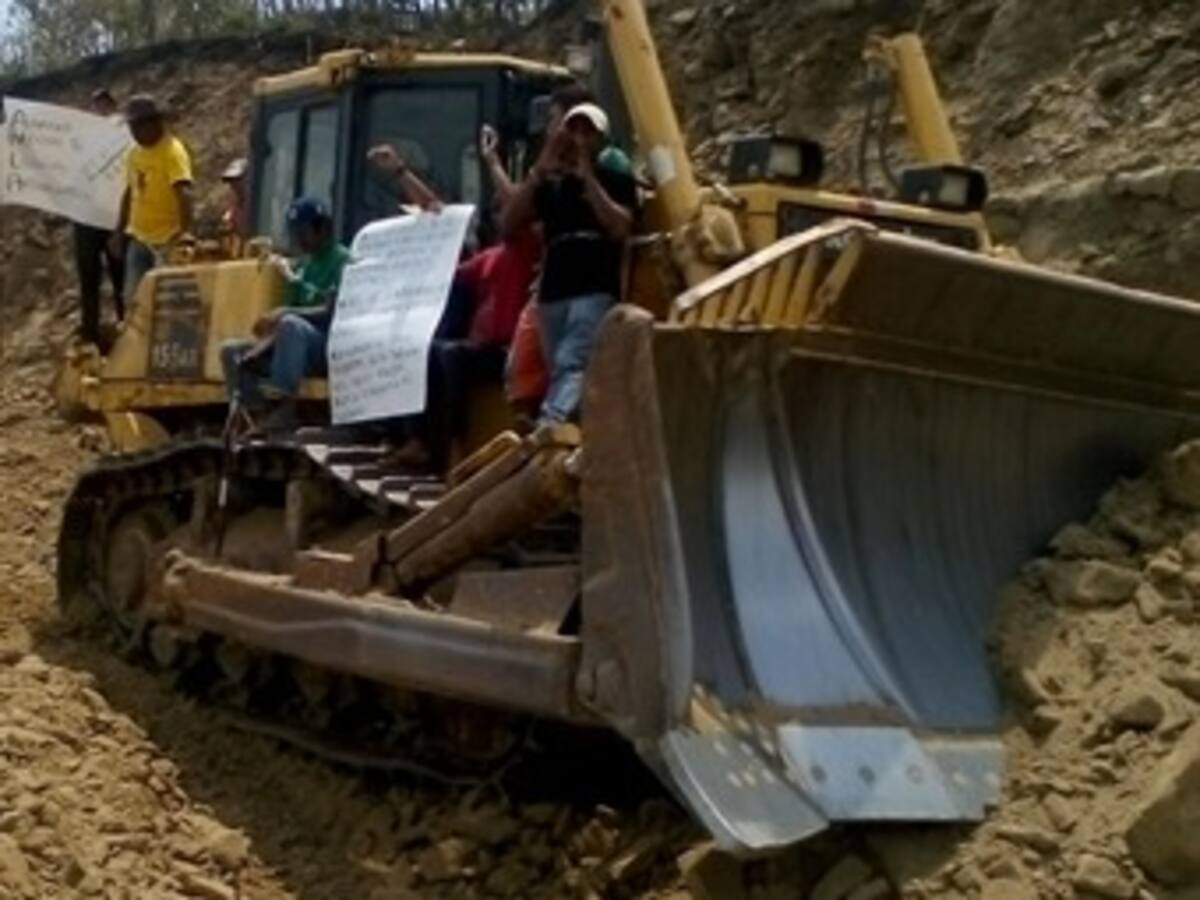 Indígenas se encadenan a maquinaria en obra de doble calzada en Sincelejo