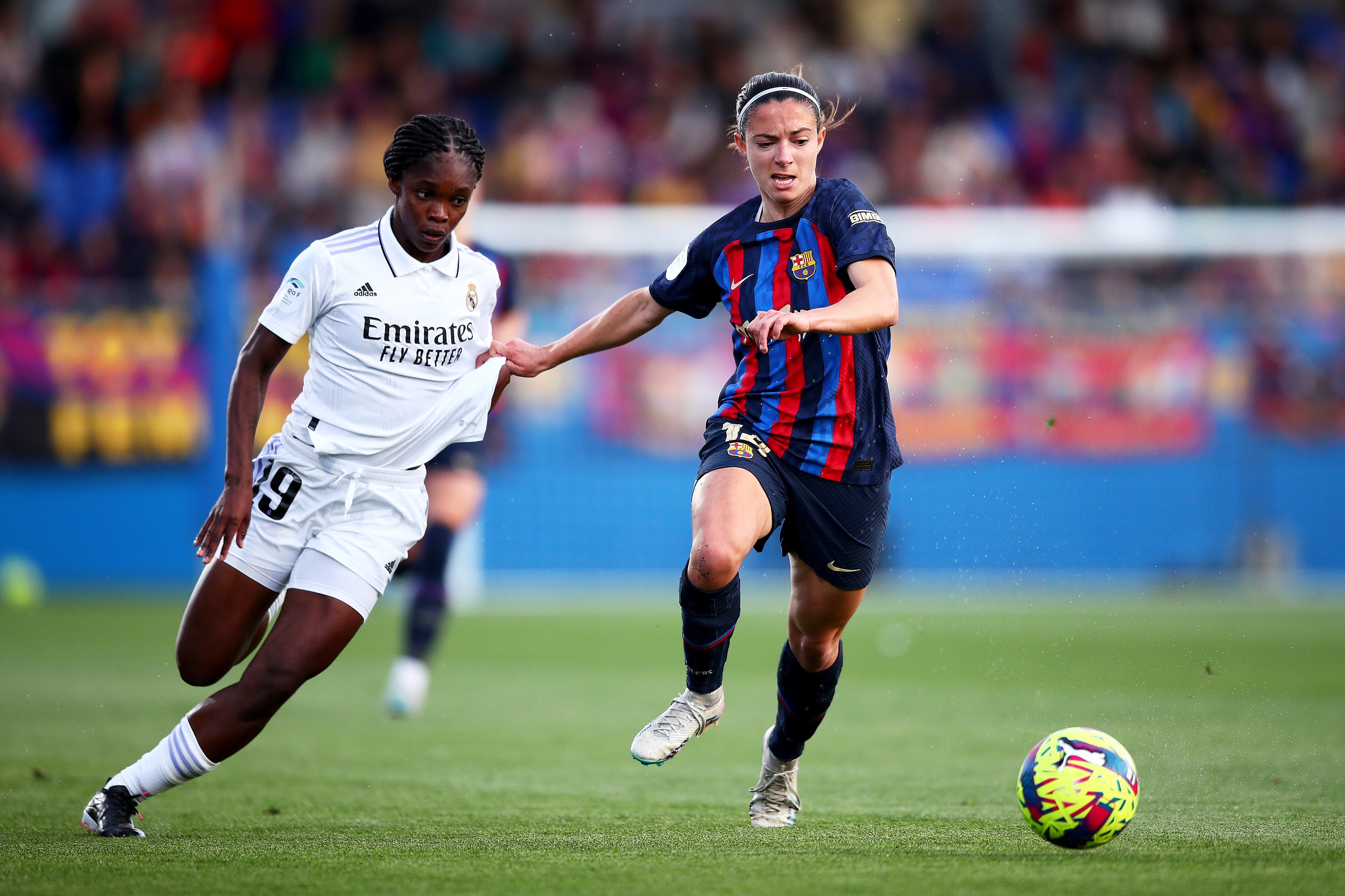 BARCELONA, ESPAÑA - 25 DE MARZO: Aitana Bonmati del FC Barcelona compite por el balón con Linda Caicedo del Real Madrid durante el partido Finetwork Liga F entre el FC Barcelona y el Real Madrid Femenino en el Estadi Johan Cruyff el 25 de marzo de 2023 en Barcelona, ​​España. (Foto de Eric Alonso/Getty Images)