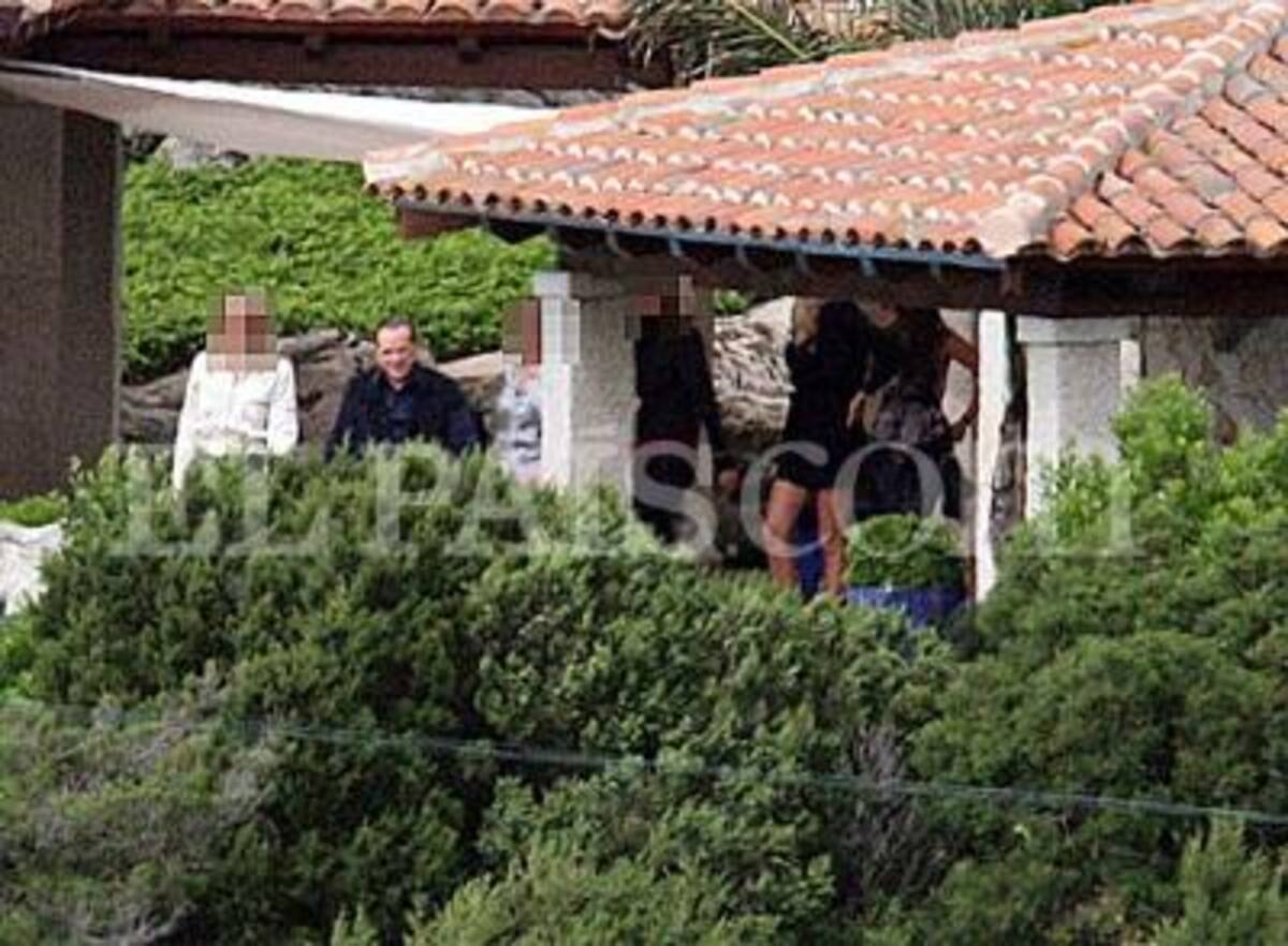 El primer ministro italiano pasea por su jardín acompañado