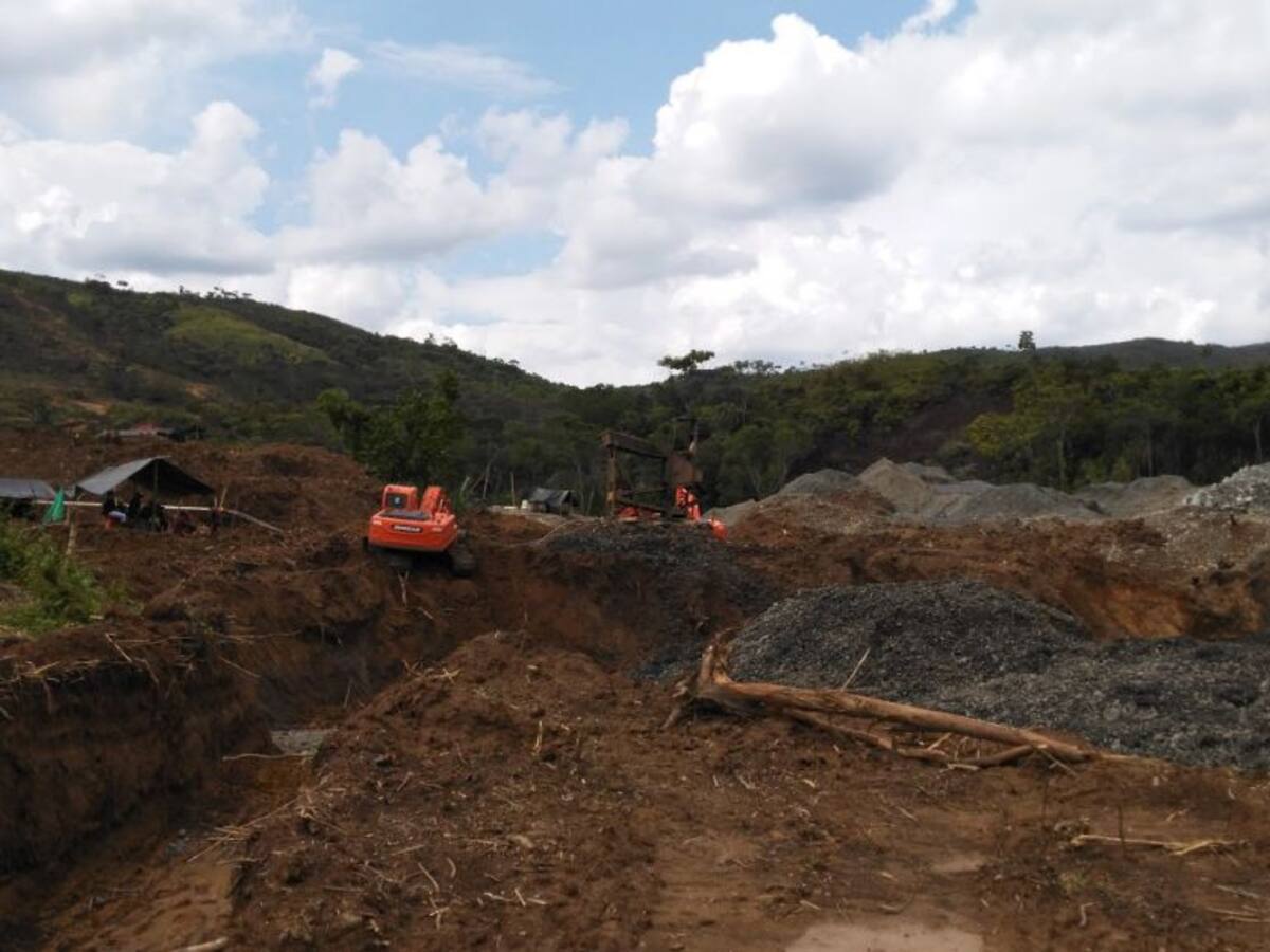 Fiscalía confirma alianza entre Farc y bacrim para la minería ilegal