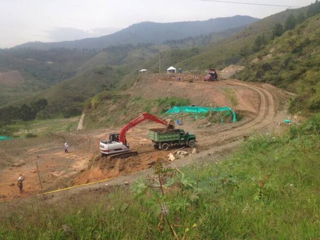 Labores de excavaciones en La Escombrera, comuna 13 de Medellín. Foto: Caracol Radio.