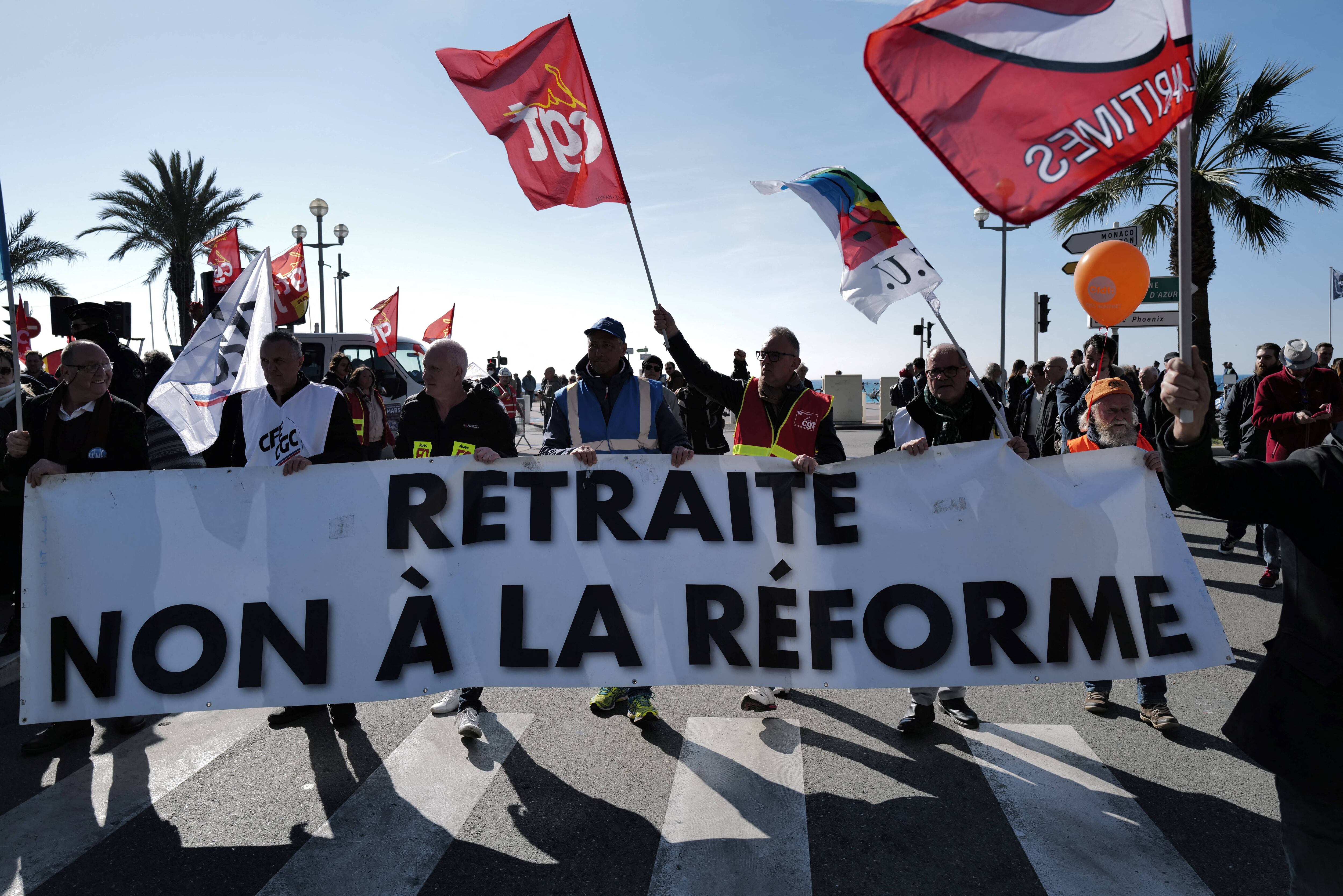 Protestas en Francia en rechazo a la reforma pensional que aumenta la edad pensional.
(Foto: VALERY HACHE/AFP via Getty Images)