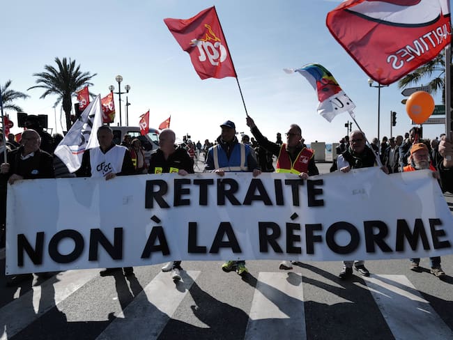 Protestas en Francia en rechazo a la reforma pensional que aumenta la edad pensional.
(Foto: VALERY HACHE/AFP via Getty Images)