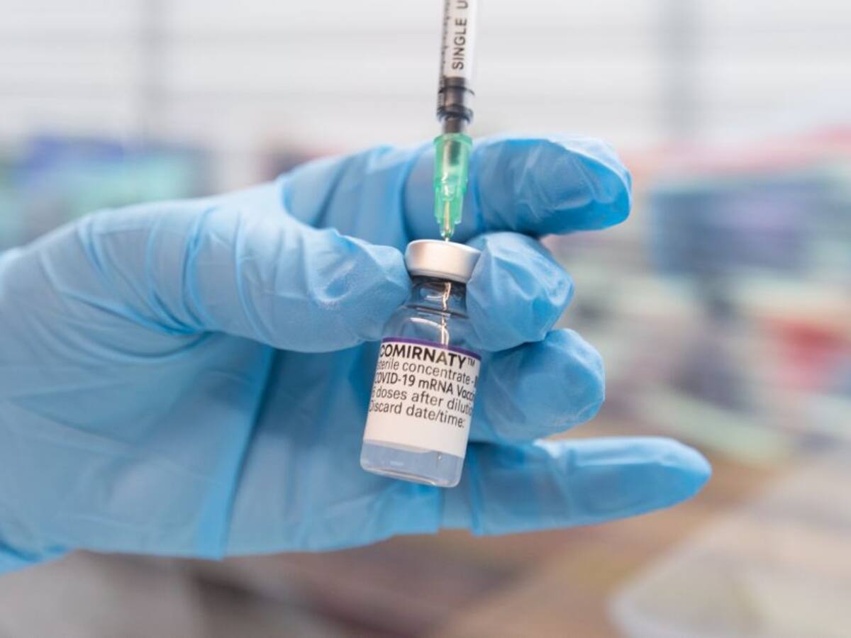 ¿Por qué la vacuna Pfizer cambió de nombre?