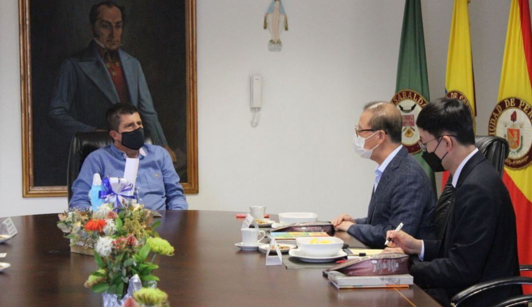 Reunión entre autoridades.