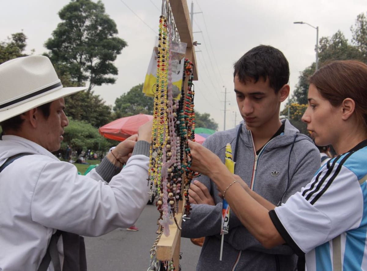 Artesanos venden sus productos a los feligreses