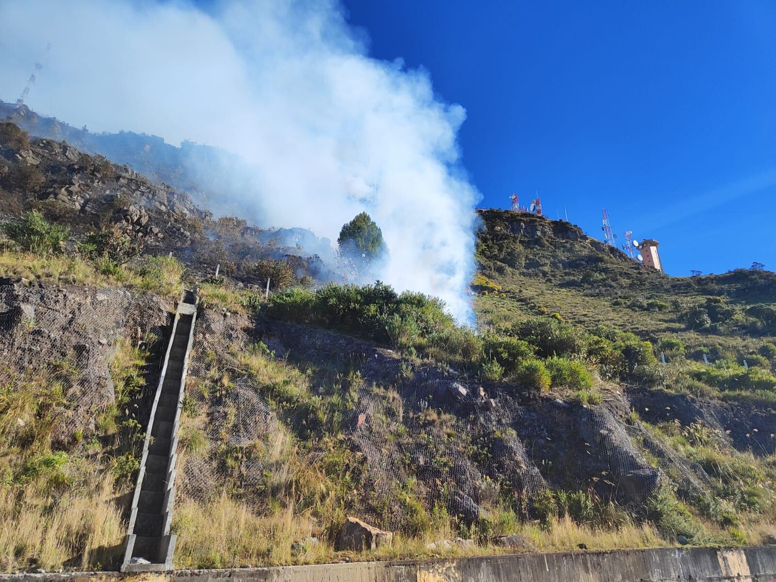 Sin controlar incendio Santurbán