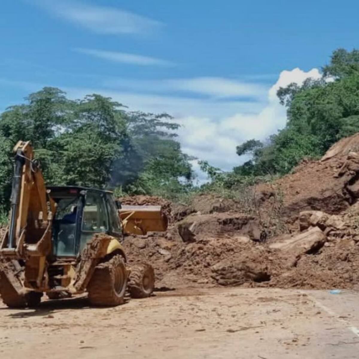 Derrumbes tienen afectadas dos vías de Santander