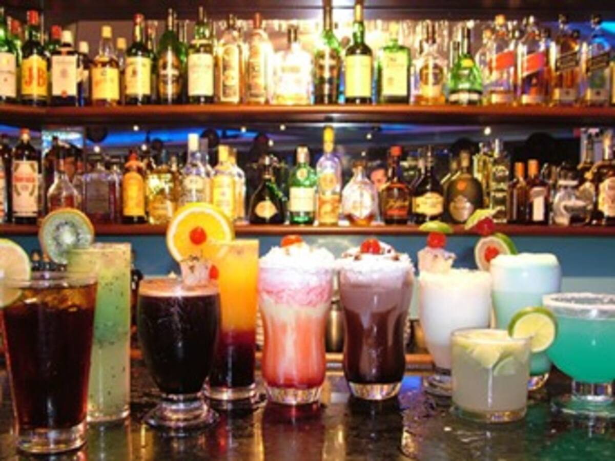 Francia prohíbe la 'barra libre' de alcohol