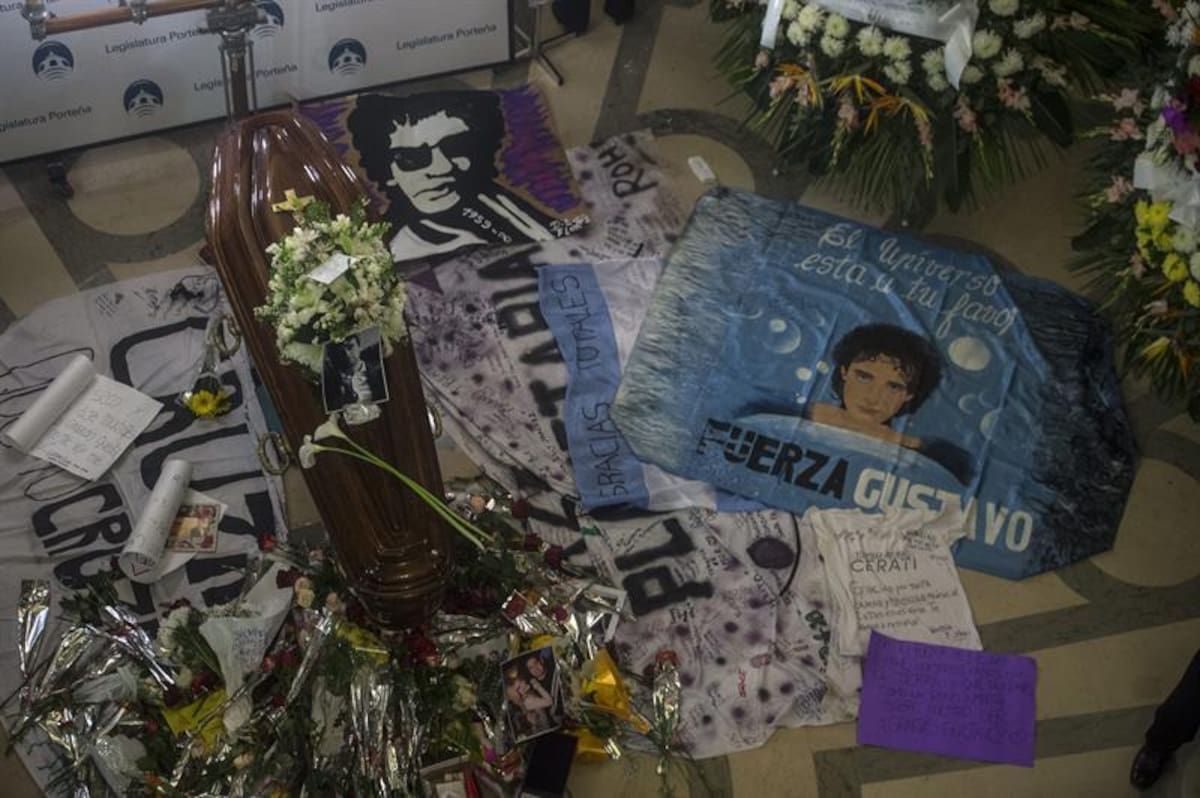 Los seguidores del exvocalista de Soda Stereo se unieron en una sola voz para rendir tributo al artista en sus exequias. Foto: Efe