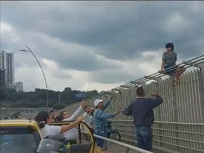 En abrazo solidario terminó rescate de joven que iba a saltar del viaducto