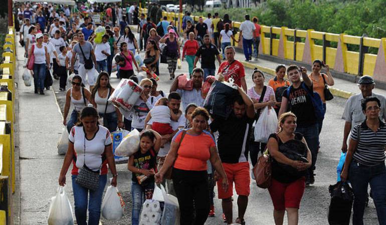 Paso de venezolanos por la frontera.
